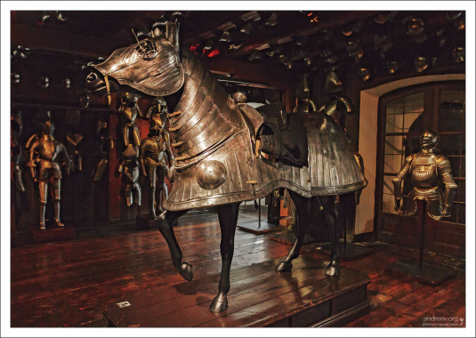 Конский доспех “бард” (от англ. – barding) изготавливали из металлических пластин, кольчуги, кожи, или простеганной ткани.