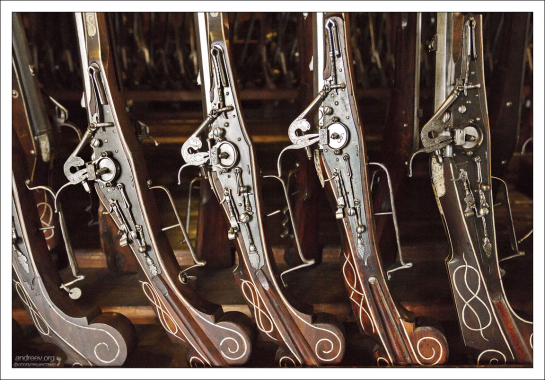 Пистолеты, богато украшенные орнаментами из костей крупного рогатого скота.