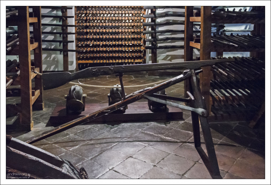 Тяжелая аркебуза - “доппельхакен” (32 кг!), то есть ружье с крюком.