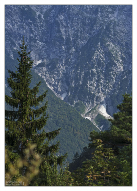 Высоко в горах круглогодично лежит снег.