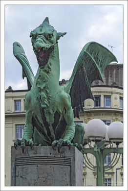 Один из четырех бронзовых Змеев на мосту через Любляницу.