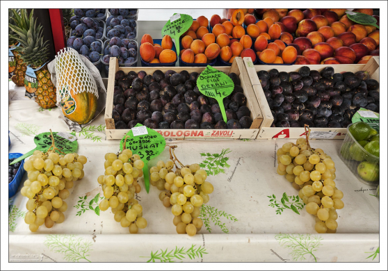 Мускатный виноград, фиги, и прочие сливы на рынке в Любляне.