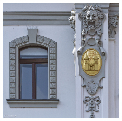 Позолоченные медальоны на стенах домов в Любляне.