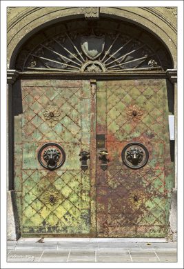 Старые кованые ворота.