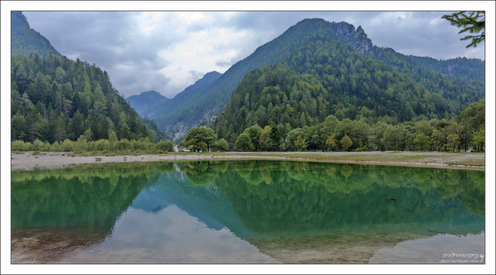 Красивая вода озера Jasna.