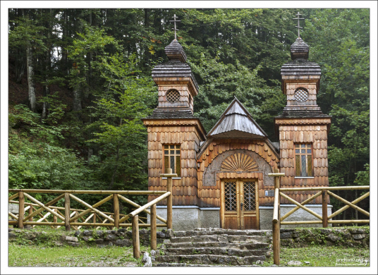 Русская часовня (Ruska kapelica) воздвигнута на месте, где было найдено последнее тело военнопленного после схода лавины.