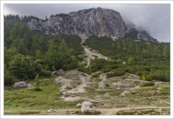 Тропы, отходящие к вершинам Prisojnik и Razdor – одним из самых высоких в парке.