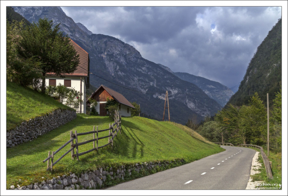 Финальная часть горной дороги через перевал Vršič Pass.