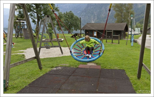 Качели, где каждый ребенок может почувствовать себя человеком-пауком.