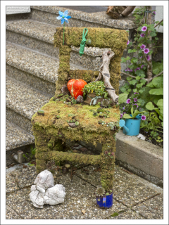 Стул, креативно заросший мхом.