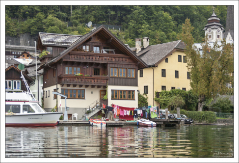 Многие отели выходят окнами и террасами на озеро.