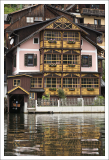 Фасад гостиницы с гаражом для лодки.