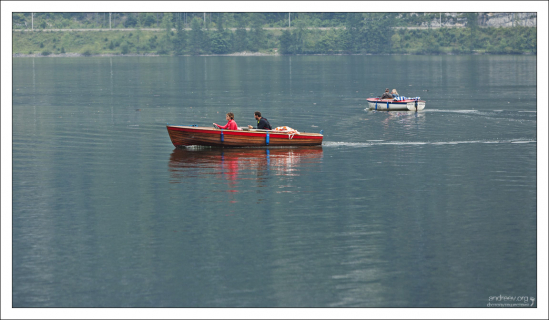 Ловить рыбу в озере разрешено лишь двум рыбакам.