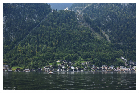 Халльштатт задвинут водой к самому подножию гор.