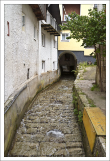 Вода стекает с горы в озеро прямо по улице Халльштатта.