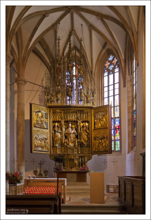 Один из двух алтарей в церкви.