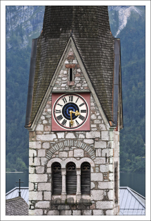 Часы на башне католической церкви.