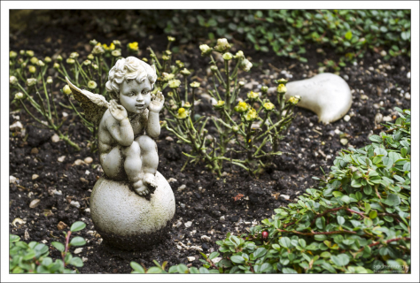 Статуя ангелочка на могиле.