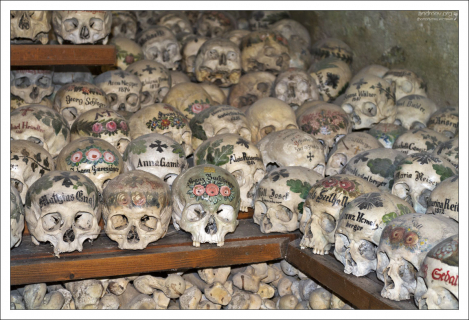 В часовне находится 1200 черепов, половина из которых с рисунками.