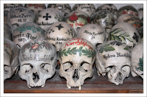Черепа расписывали местные художники, либо сами родственники.