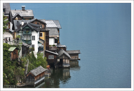 Дома, спускающиеся к воде.