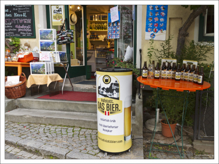 Вход в местный сувенирный магазин.