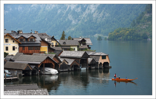 Традиционная лодка Fuhr boat на фоне домов Халльштатта.