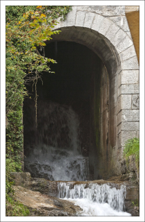 Река, проходящая через город, зажата в каменное русло.
