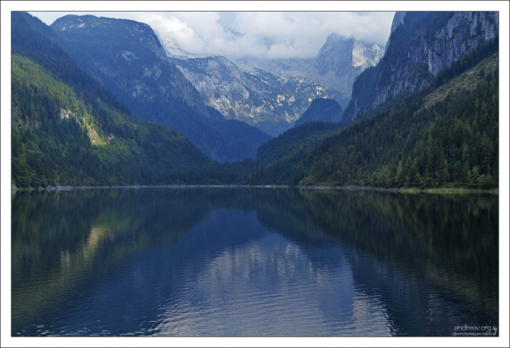 Ледниковое озеро Vorderen Gosausee в озерной системе Gosauseen.
