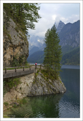 Тропа по берегу озера Госау.