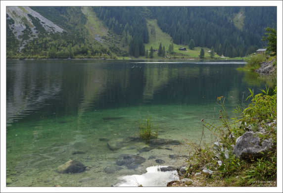 Зеленая ледниковая лагуна.