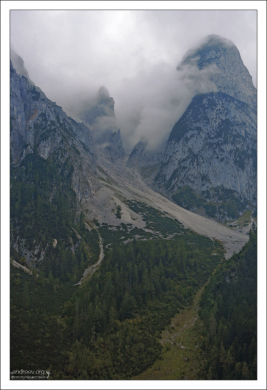 Облако запуталось в горном хребте Госаукамм.