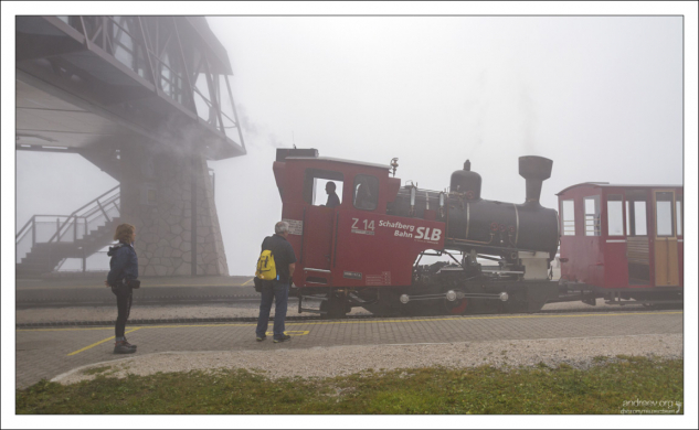 Приподнятый над рельсами локомотив зубчатой дороги.