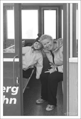 Катя и Саша в вагоне поезда зубчатой дороги Шафбергбан.