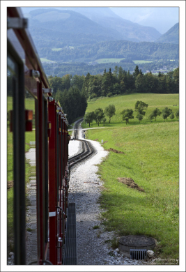 Железнодорожные пути и альпийские луга.