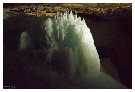 Ледяной сталагмит в зале Big Ice Chapel.