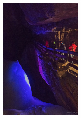 Обзорная тропа по краю пропасти в Ледяной пещере.