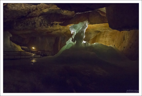 Ледяные сталагмиты образованы водой, просочившейся с поверхности Дахштейна.