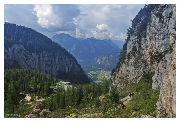 Тропа в горах Дахштейн к станции канатной дороги.