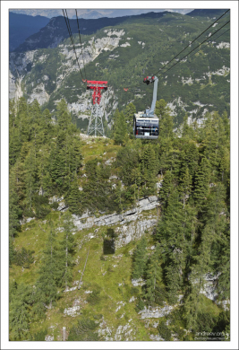 Канатная дорога работает с конца апреля до конца октября.