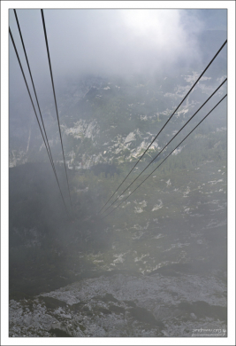 Подъем на высоту 2060 метров к дому-убежищу на горе Krippenstein.