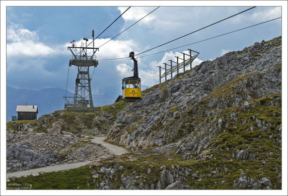 В одну, довольно просторную кабинку влезает 60 человек + 1 вагоновожатый.