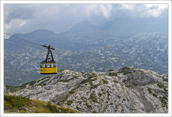 Проходя поддерживающие вышки, гондола вела себя как сумасшедшие качели.