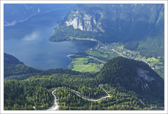 Городок Обертраун на берегу озера Hallstätter See.