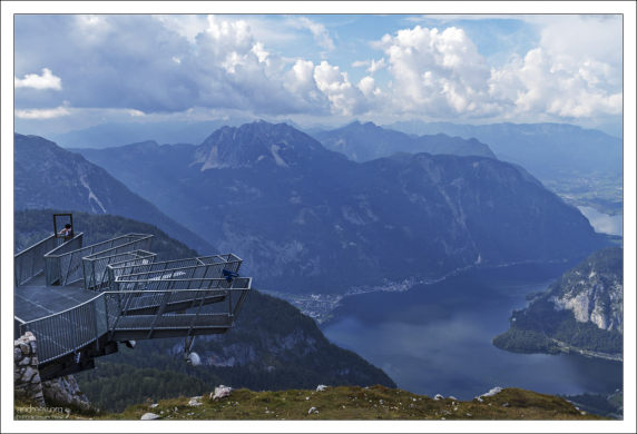 “5 Fingers” представляет собой металлическую обзорную платформу в виде раскрытой ладони с пятью пальцами, нависшими над пропастью.