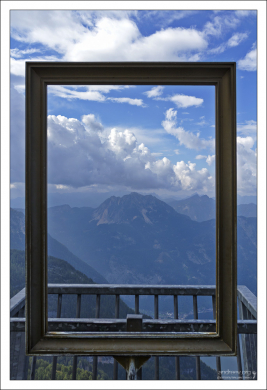 На кончике первого пальца смонтирована простая рама – хочешь горы в багет оформляй, хочешь – себя.