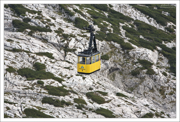 Кабинка канатной дороги над массивом Дахштайн.