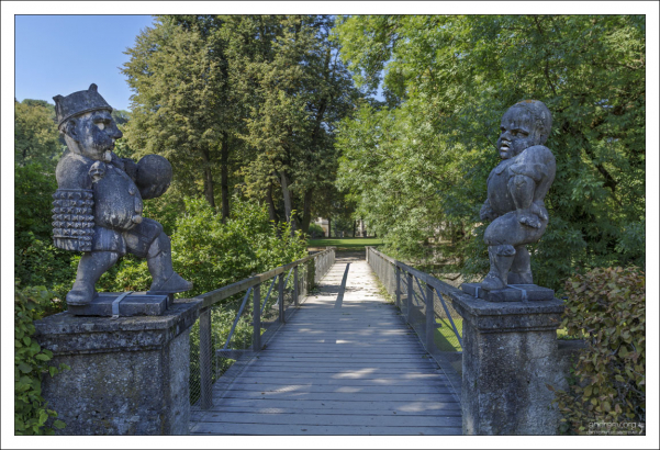 Вход в Сад карликов в парке Мирабель.