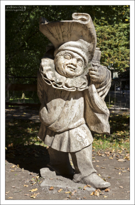 Первоначально, в парке Мирабель располагалось 28 карликов из белого мрамора.