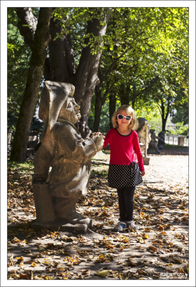 Саша с одним из карликов в парке Мирабель.